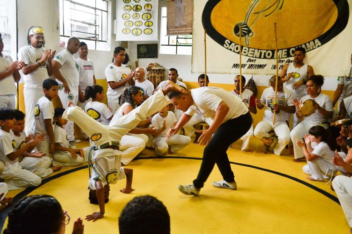 Roda na matriz, aluno fazendo peão de cabeça