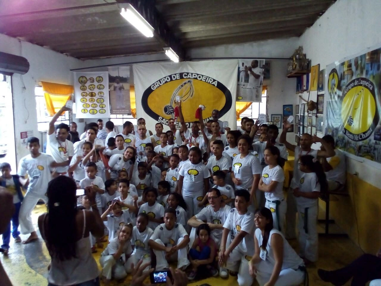 Dezenas de alunos, muitos deles crianças, reunidos na matriz